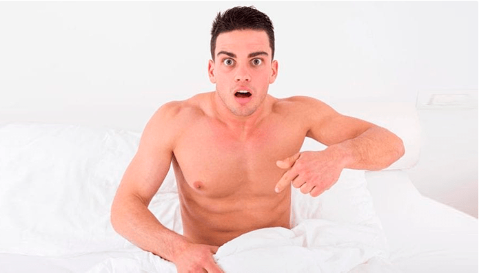 Hombre sorprendido por el resultado del agrandamiento del pene en casa