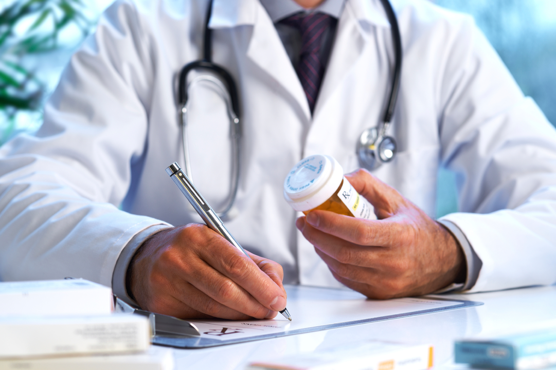 El médico prescribe medicamentos después de la cirugía de agrandamiento del pene.
