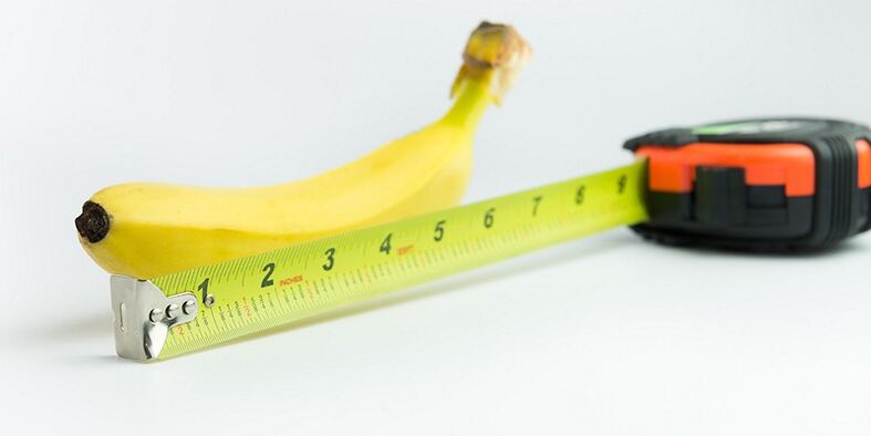 medición del pene después de la cirugía en el ejemplo de un plátano